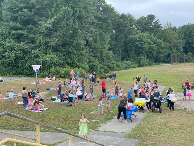 families picnicking with kindergarten students